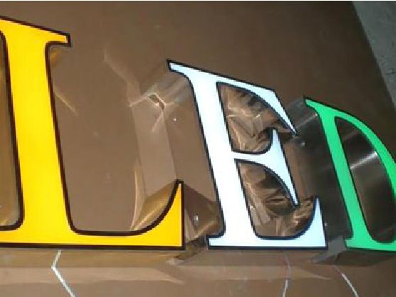 田林介绍LED招牌的基础知识。